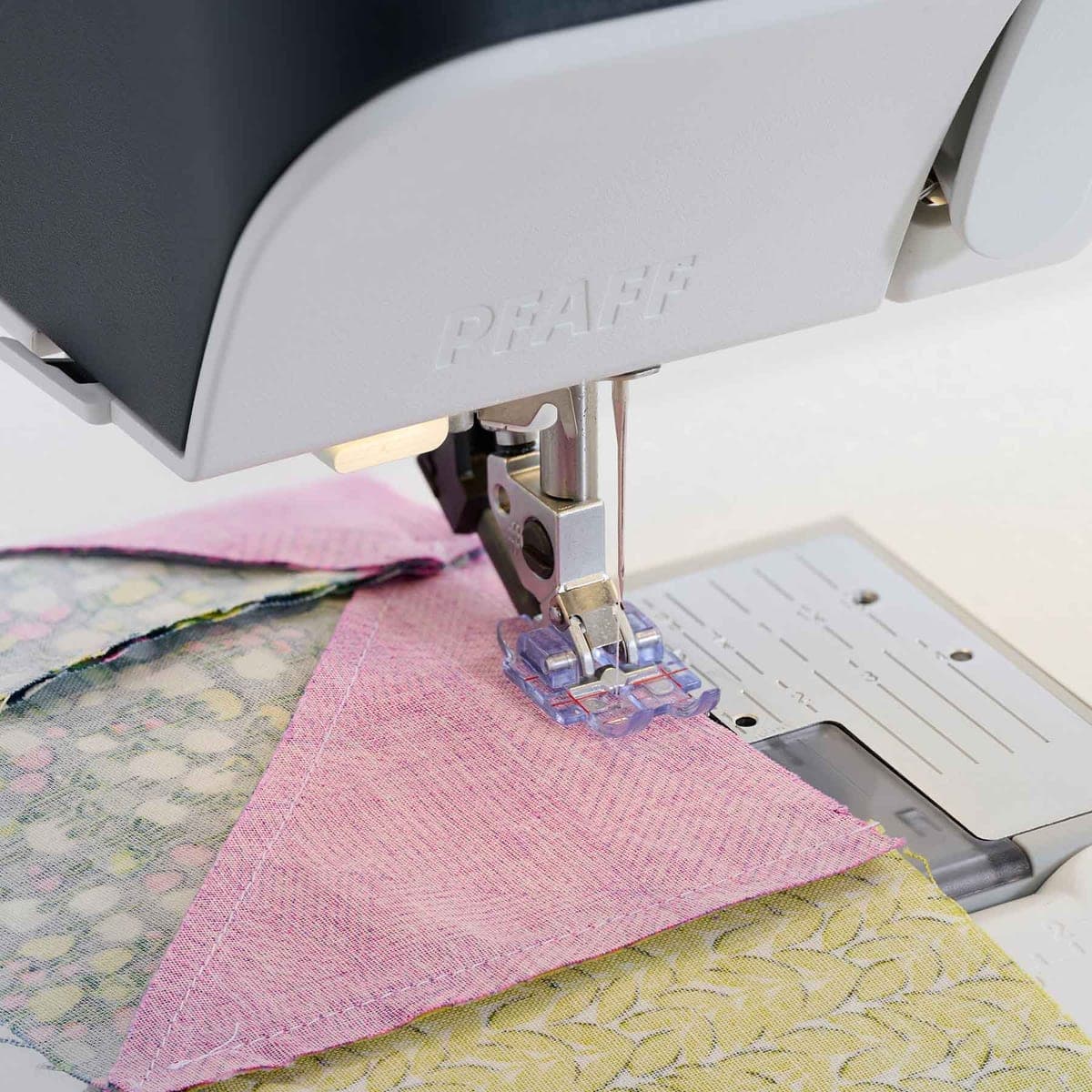 PFAFF Clear 1/4 inch quiltvoet voor IDT systeem — productfoto