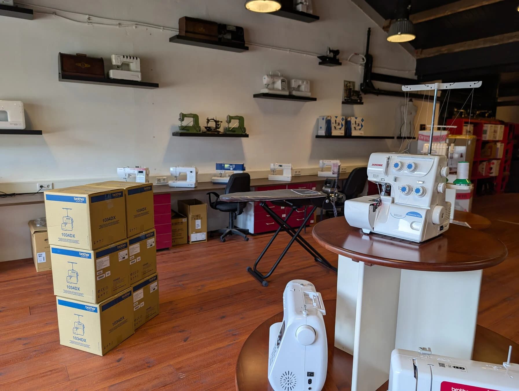Janome-lockmachine op een presentatietafel met andere machines in de Matri-showroom