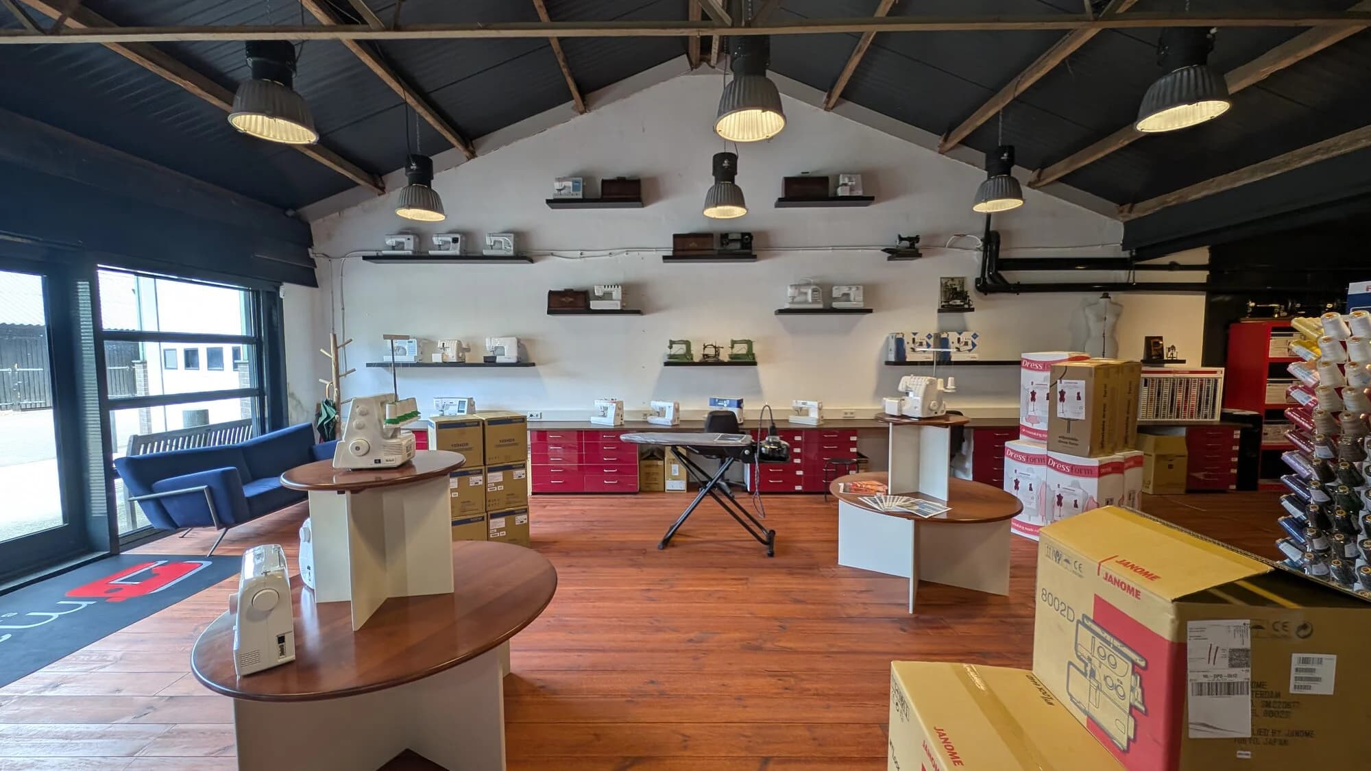 Ruime naaimachine showroom van Matri in Eefde met verschillende naai- en lockmachines