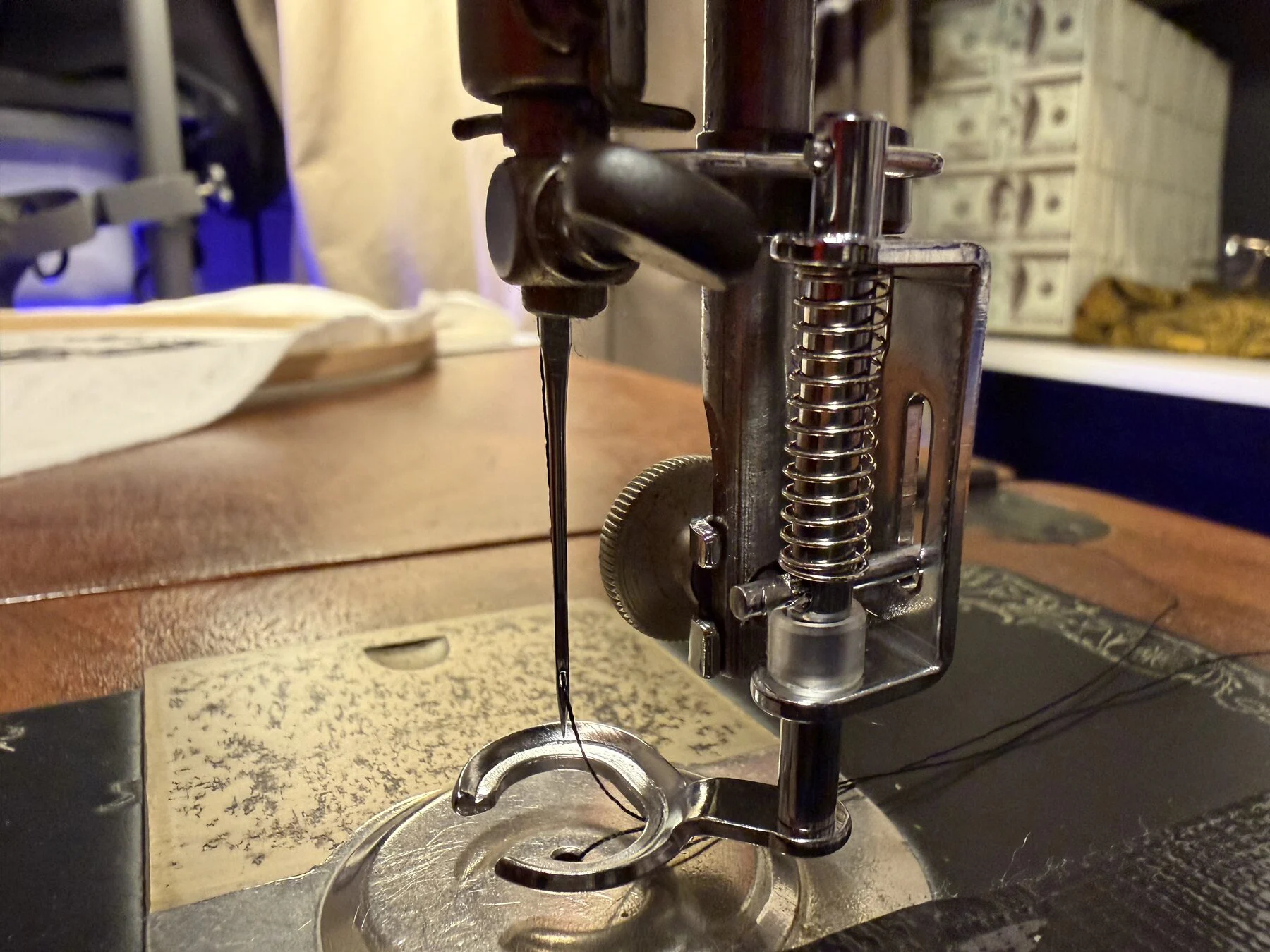 Close-up van de borduurvoet op de Singer 66K