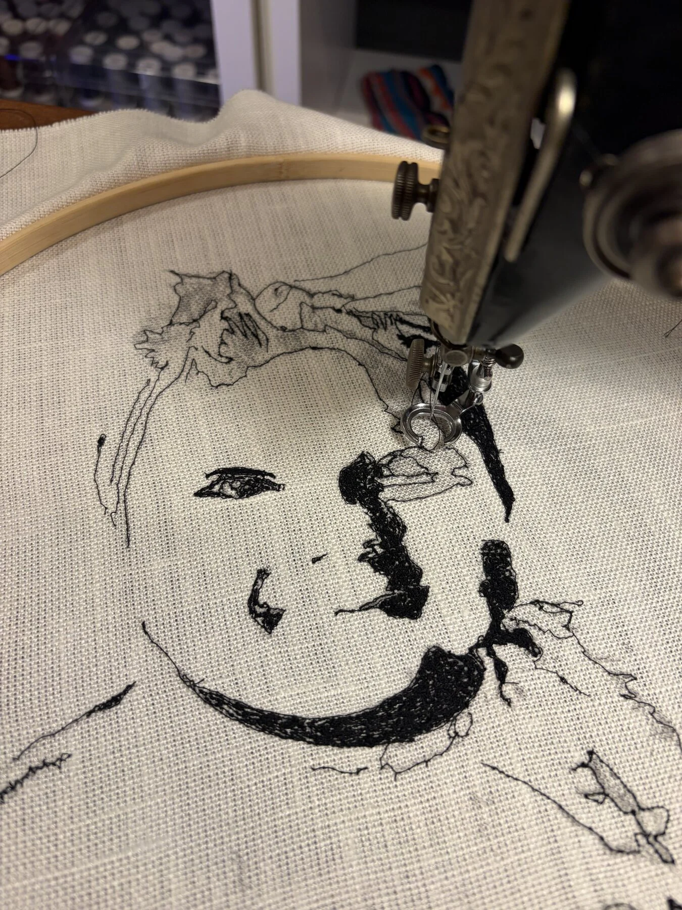 Babyportret onder de borduurvoet