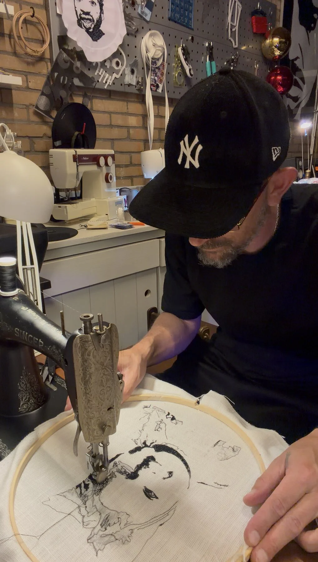 Remco Alberts aan het werk achter zijn Singer 66K