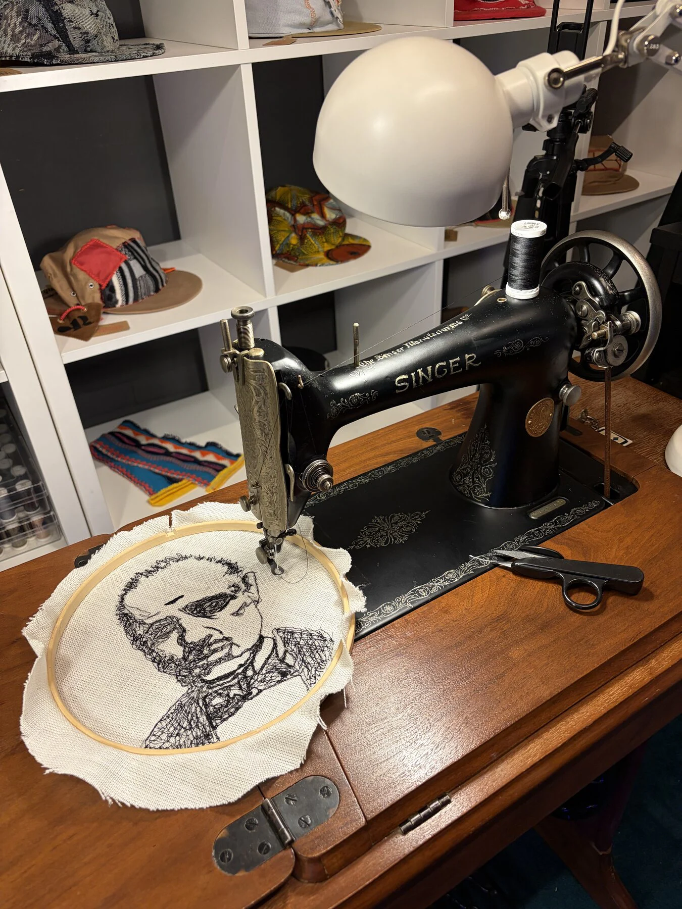 Singer 66K met een geborduurd portret